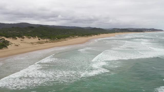 鸟瞰清澈的原始海洋和海浪沿海岸视频素材