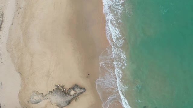 鸟瞰清澈的原始海洋和海浪沿海岸视频素材