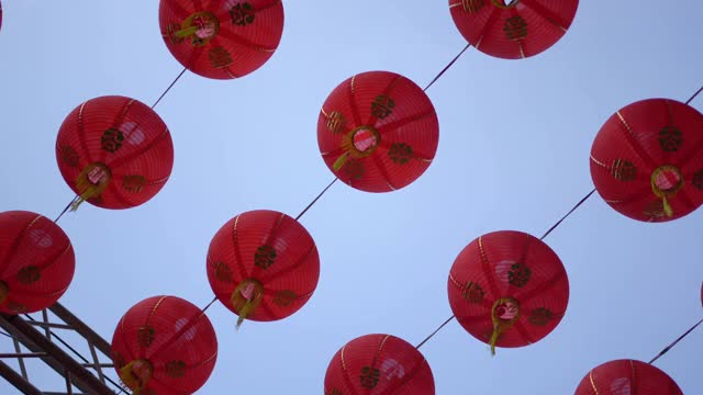 街上装饰着中国的纸灯笼来庆祝中国新年的节日视频素材