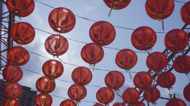 街上装饰着中国的纸灯笼来庆祝中国新年的节日视频素材