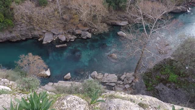 山河在石谷中流淌视频素材