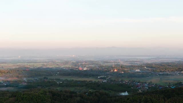 时光流逝，美丽的山景在清晨。视频素材