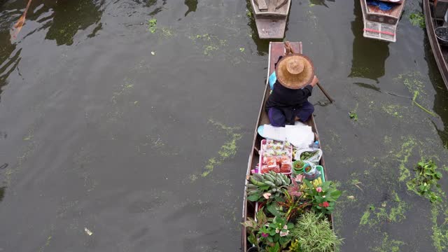 鸟瞰泰国Ratchaburi著名的水上市场。视频素材