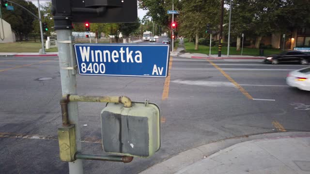 Winnetka Avenue Los Angeles City Street Sign Time Lapse Looking Down At交叉口视频素材