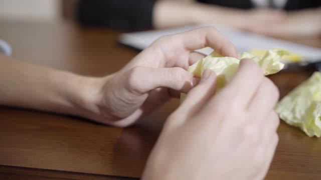 男性白种人的手挤压组织作为不可辨认的心理学家触摸病人的手的特写。绝望的年轻人在咨询中哭泣。心理帮助和抑郁的概念。视频素材