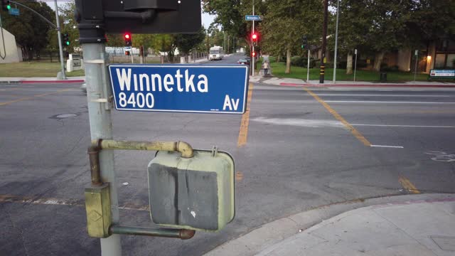 Winnetka大道洛杉矶城市街道在十字路口向下看的标志视频素材