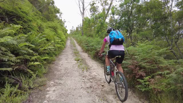 中年妇女骑着山地车去大自然视频素材