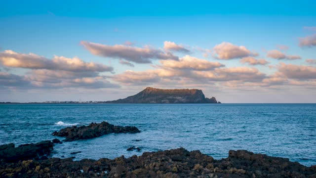 韩国济州岛Seongsan Ilchulbong Tuff Cone /西浦浦西视频素材