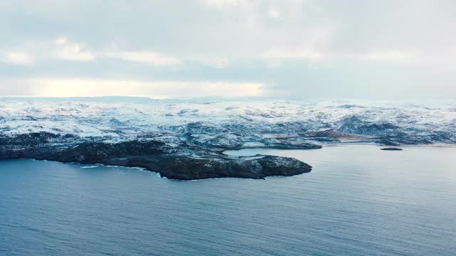 格陵兰冰盖。空中俯瞰格陵兰岛冰雪覆盖的海岸。视频素材