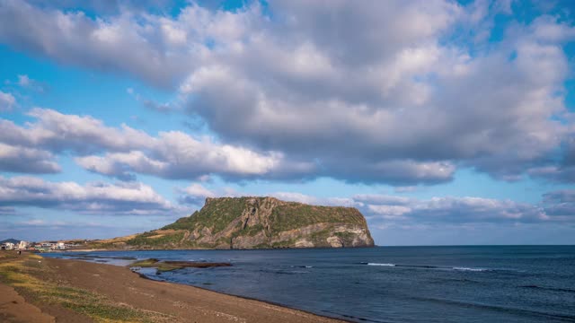 韩国济州岛Seongsan Ilchulbong Tuff Cone /西浦浦西视频素材