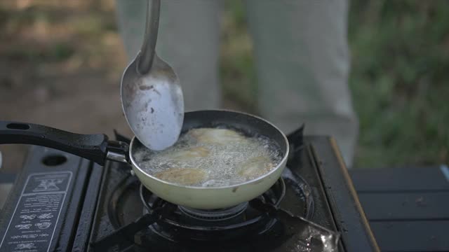 母亲和女儿花周末时间一起露营和做早餐视频素材