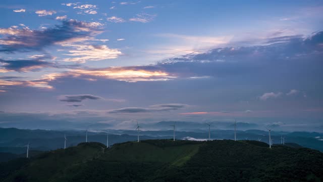 韩国花山/庆尚南道的风力涡轮机视频素材