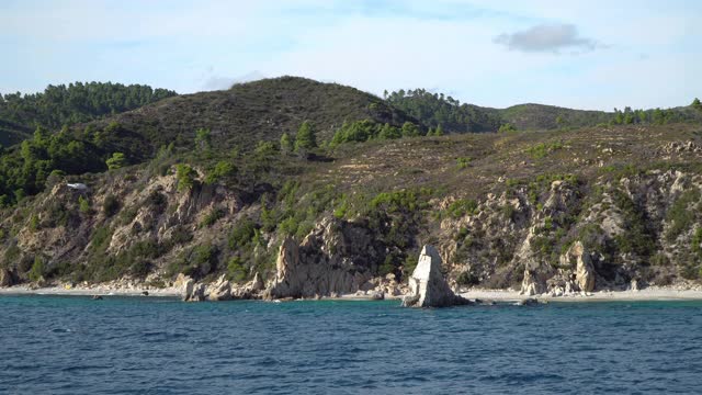 海浪拍打着希腊哈尔基迪基的岩石海岸视频素材