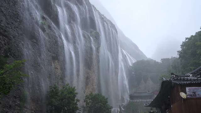 韩国全拉岛麦三山塔普萨寺瀑布视频素材