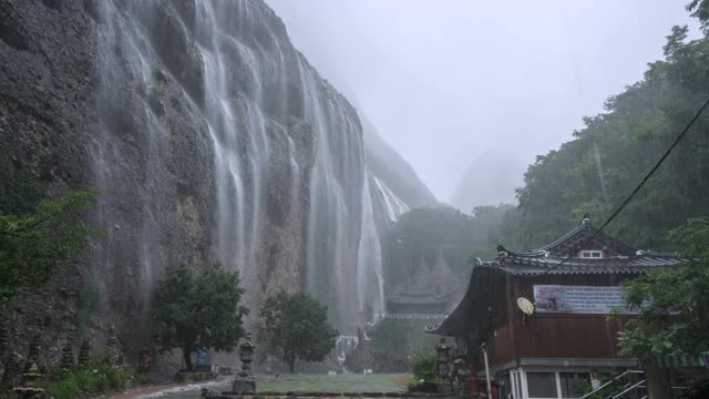 韩国全拉岛麦三山塔普萨寺瀑布视频素材