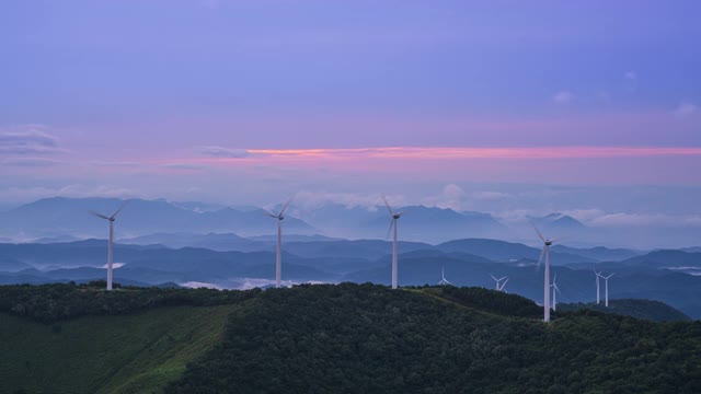 韩国花山/庆尚南道的风力涡轮机视频素材