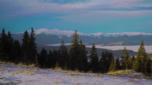 一个背着背包的男人冬天在山里旅行视频素材