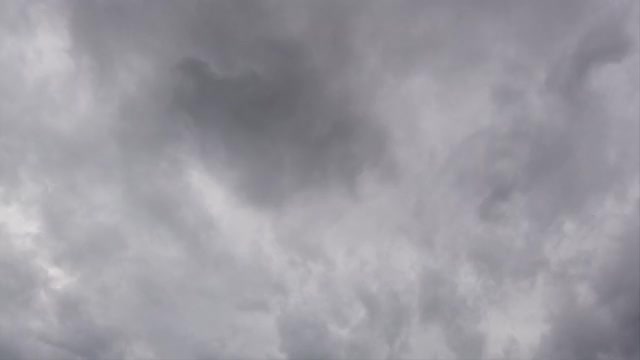 坏天气和不祥的暴风雨灰色天空与墙壁雷云快速滚动在空中视频素材