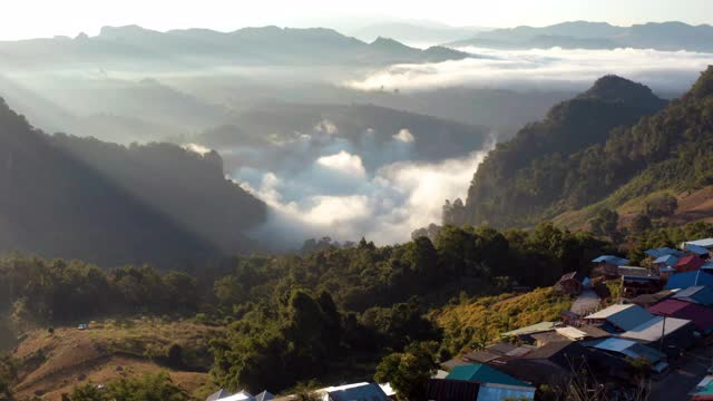 鸟瞰图美丽的晨雾山在Mae Hong Son泰国视频素材