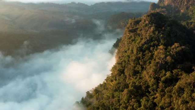 鸟瞰图美丽的晨雾山在Mae Hong Son泰国视频素材