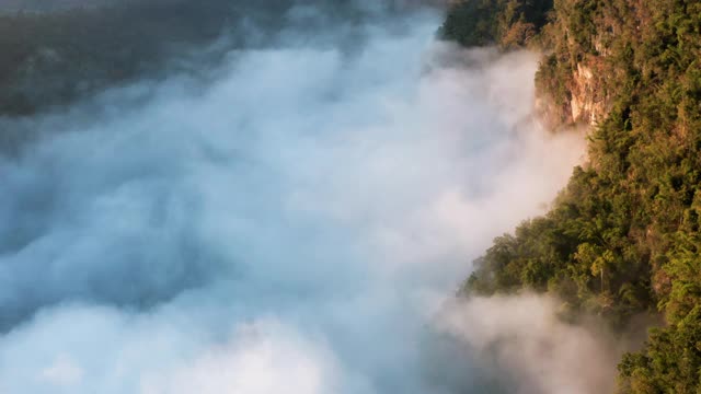 鸟瞰图美丽的晨雾山在Mae Hong Son泰国视频素材