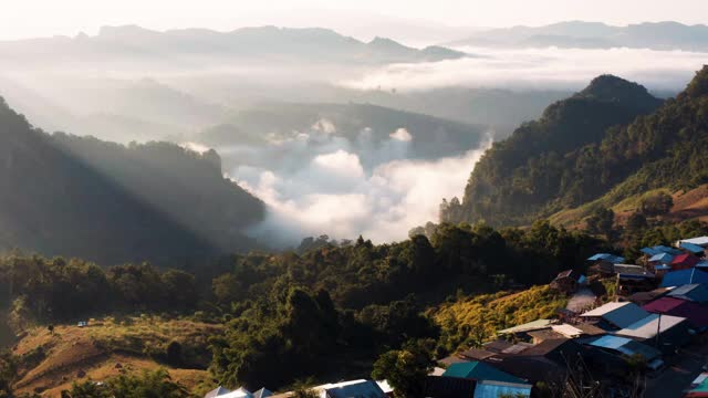 鸟瞰图美丽的晨雾山在Mae Hong Son泰国视频素材