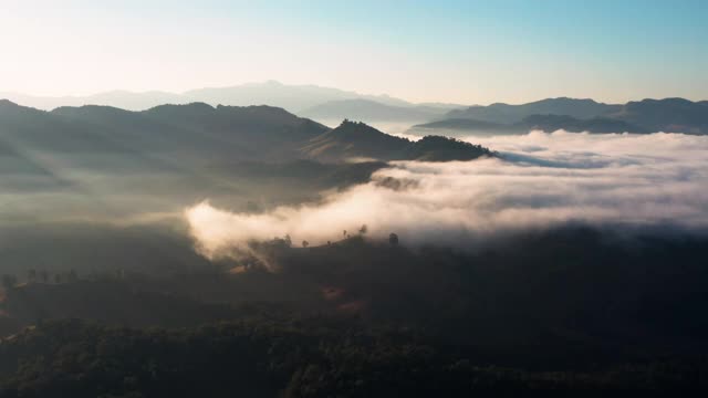 鸟瞰图美丽的晨雾山在Mae Hong Son泰国视频素材