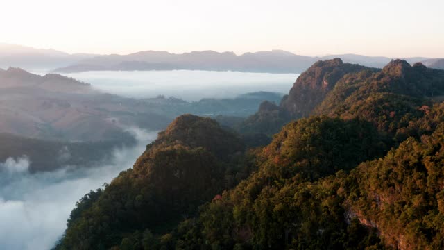 鸟瞰图美丽的晨雾山在Mae Hong Son泰国视频素材