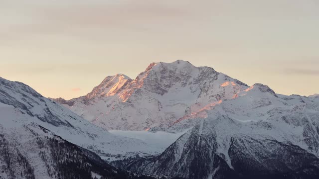 冬季高山中的延时日出。从Bettmeralp视图。广州Valais。视频素材