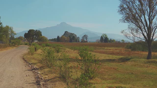 绿色山谷的全景“特拉克斯卡拉，墨西哥”在远处的山“La Malinche”视频下载