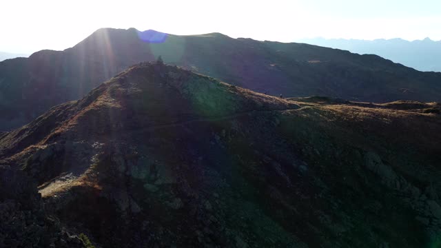 无人机拍摄的山的顶部，后面有更大的山视频素材