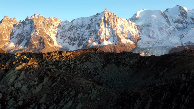 无人机拍摄的伯恩斯山脉日落时分的冰雪和冰川视频下载