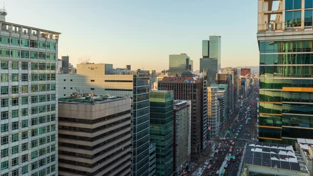 韩国首尔，江南大道和江南地铁站周围的雪景，从白天到晚上/江南区和色洲区视频素材