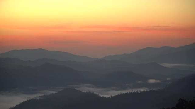 泰国Doi Luang Muang Kong的日出和雾海视频素材