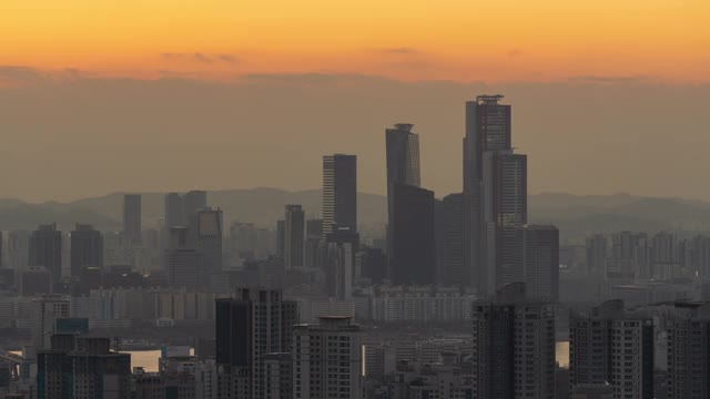 从日落到夜晚的汉江和汝矣岛周围的城市景观/龙山谷和永登浦谷，韩国首尔视频素材