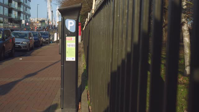 户外停车场巴特西，伦敦，英国。视频素材