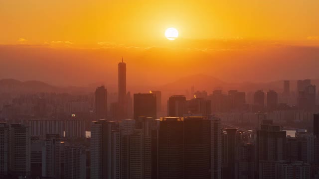 日落时汉江和汝矣岛周围的城市景观/龙山谷和永登浦谷，韩国首尔视频素材