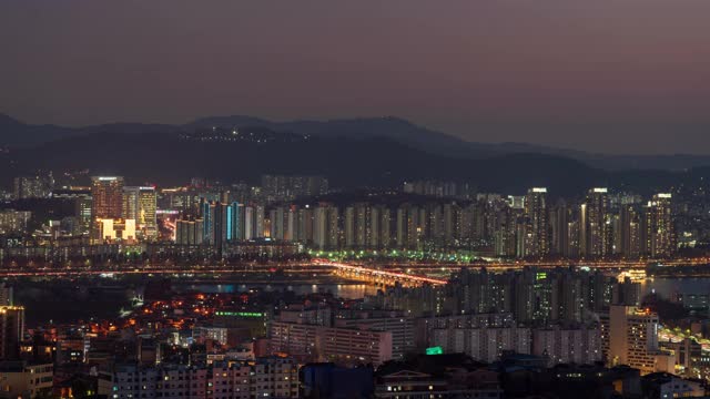 夜晚汉江周围的城市景观/龙山谷和水洲谷，首尔，韩国视频素材