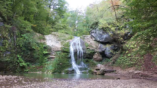 女游客在拍摄可爱的瀑布“噪音”。Adygea、俄罗斯视频素材