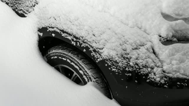 雪下的汽车视频素材