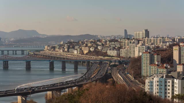 韩国首尔城东洞桥和江边高速公路周围的城市景观视频素材