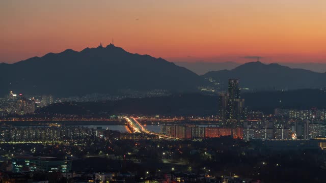 韩国首尔，Gwanaksan山的夜景/龙山谷和水洲谷视频素材