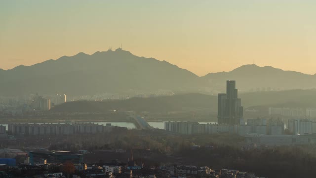 韩国首尔，Gwanaksan山周边白天的城市景观/龙山谷和水洲谷视频素材