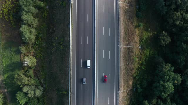 轨道路段上的汽车交通-俯视图静态拍摄。视频素材