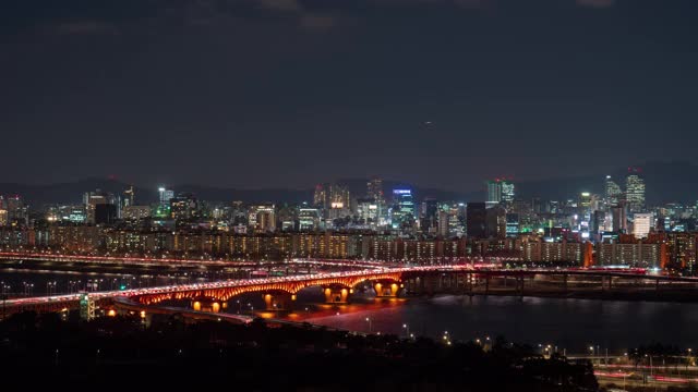 韩国首尔，汉江城池大桥夜景/江南区视频素材