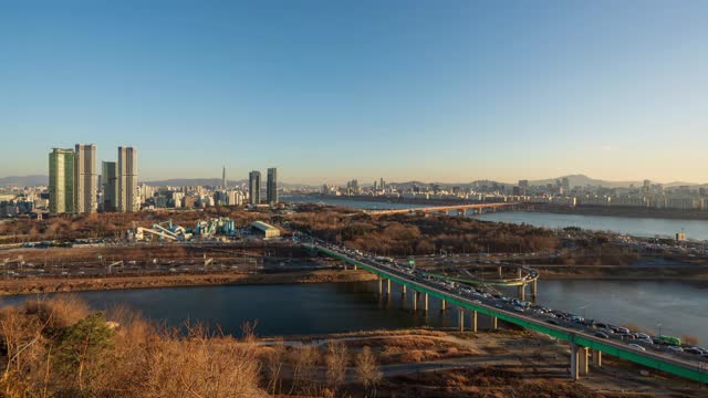 韩国首尔城东谷汉江城景:首尔森林、东步高速公路、永比哟大桥白天到晚上视频素材