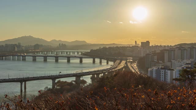 韩国首尔城东洞桥和江边高速公路周边的城市景观视频素材