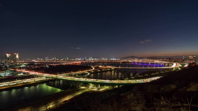 首尔森林、江边高速公路、东埠高速公路夜景/韩国首尔城东谷视频素材