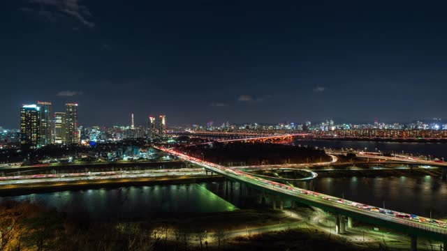 首尔森林、东步高速公路、汉江永比径大桥夜景/首尔城东谷视频素材