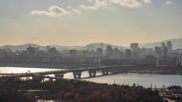 韩江城大学桥白天的城市景观/江南区，韩国首尔视频素材